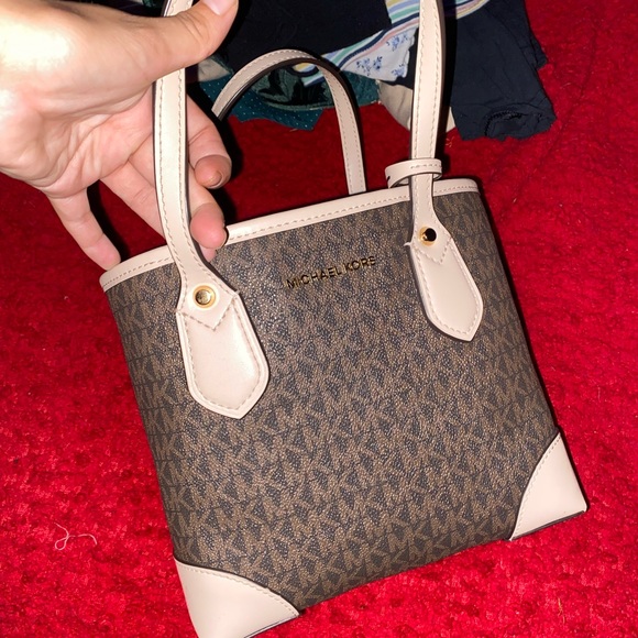 mk purse and wallet with strap to put on to make it hang on your side - Picture 2 of 3